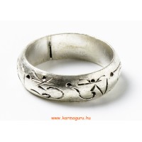 Ezüst színű gyűrű mantrával