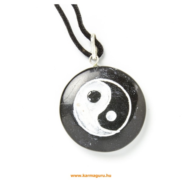Fekete achát medál, jin-jang szimbólummal, zsinóron