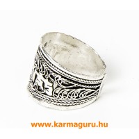 Ezüst színű, vastag filigrán gyűrű mantrával