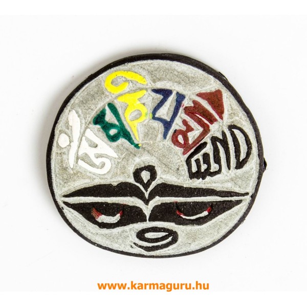 Sziklából faragott kő mágnes, Om Mani Padme Hum mantrával és Buddha szemmel