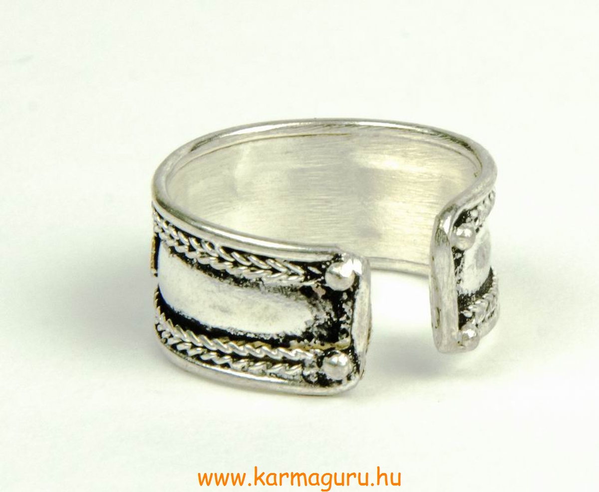 Ezüst színű gyűrű mantrával