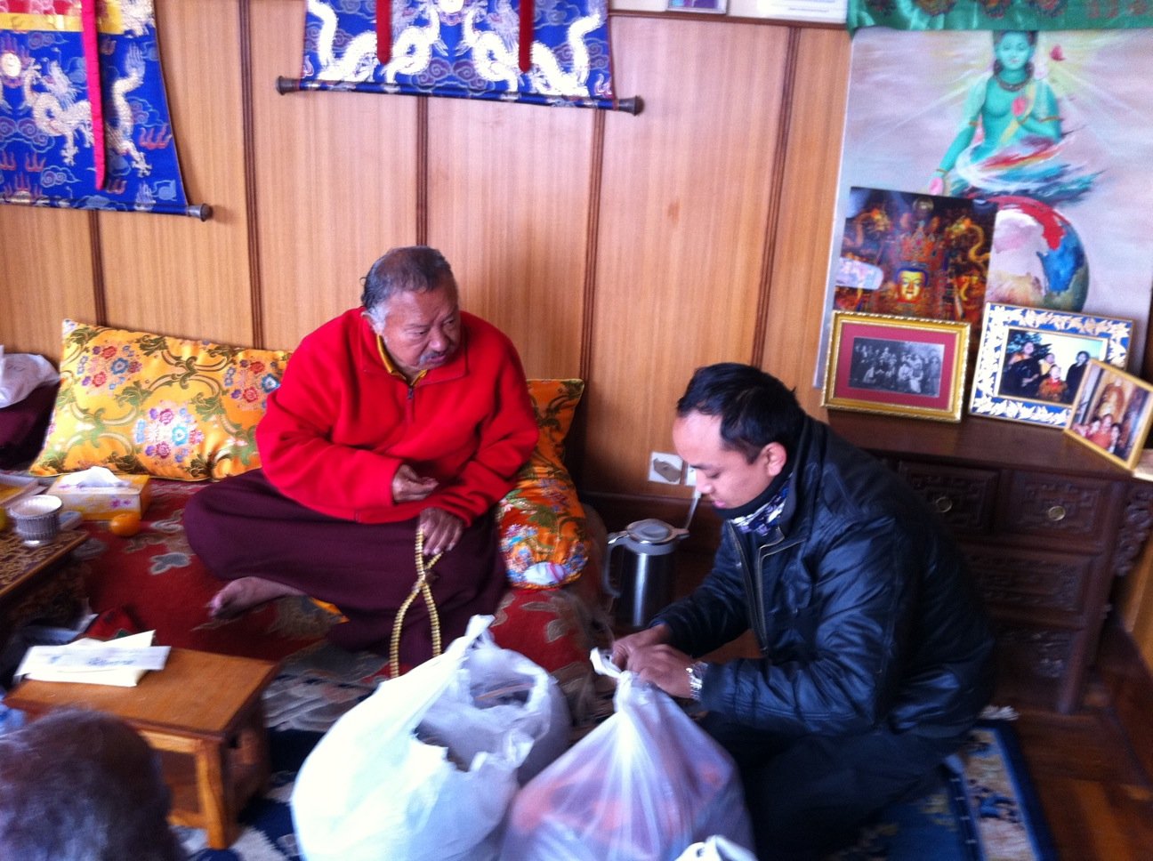 Chokling Rinpoche megáldja a termékeket
