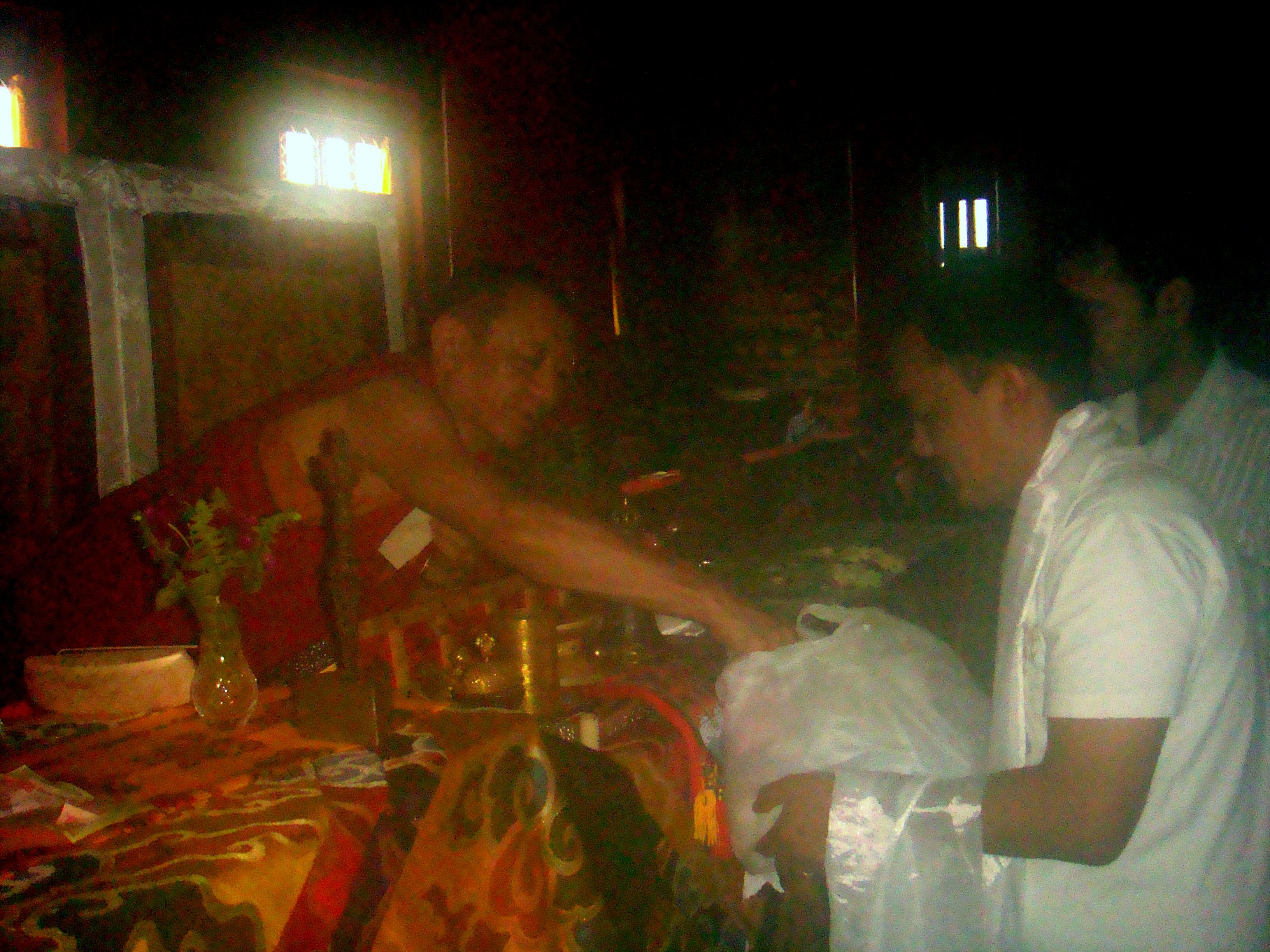 Chokey Nima Rinpoche megáldja a termékeket