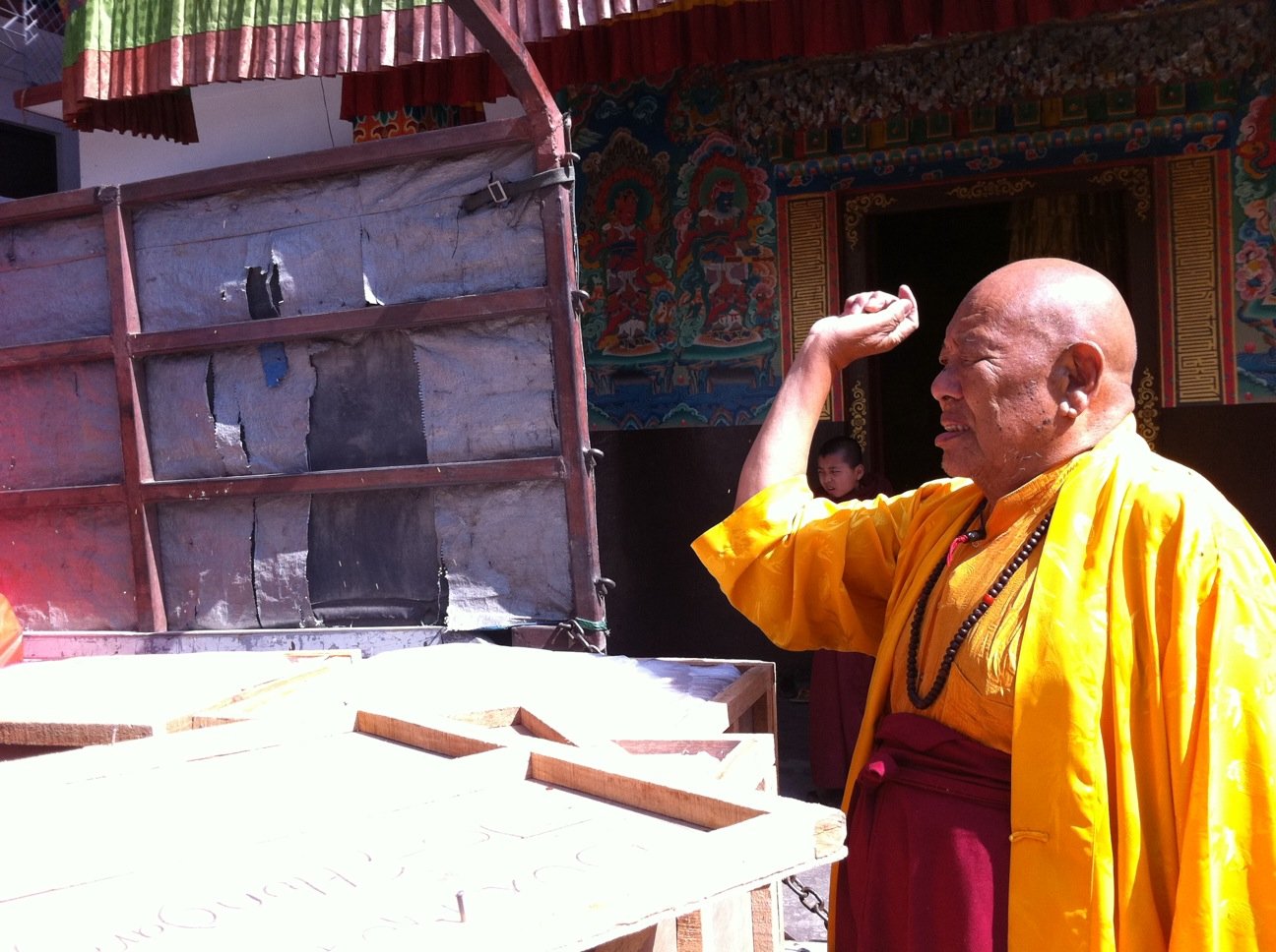 Láma Tsering Wangdu Rinpoche megáldja a termékeket